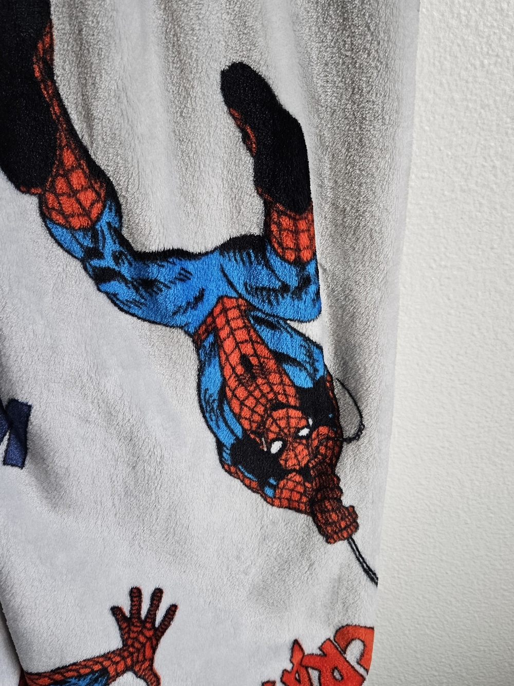Marvel Plush Throw Blanket – Red, White, Blue, Black